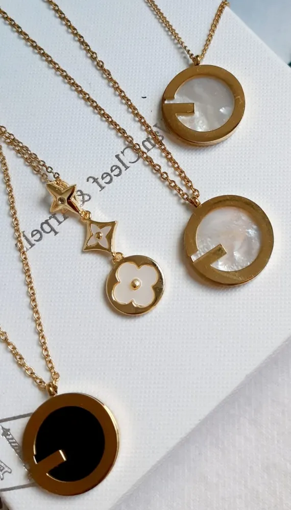 Colar Givenchy signature. 