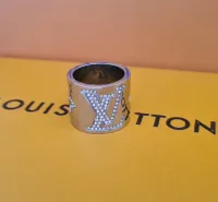 Anel LV com brilhantinhos cravejados.  - Foto 3