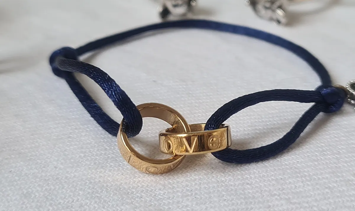 Pulseira love fio de seda.  Imagem