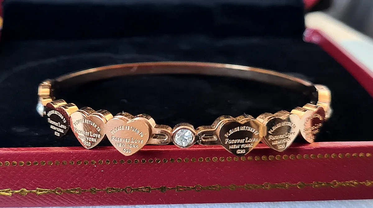 Pulseira mini corações com brilhantinho central  Imagem