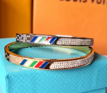 Bracelete gucci semi cravejado. 