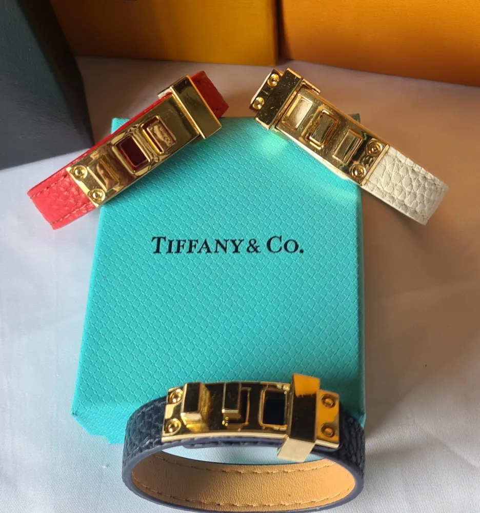 Bracelete Birkin couro fecho dourado. 