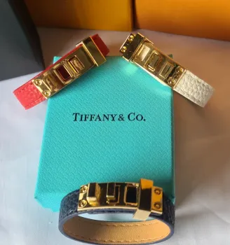 Bracelete Birkin couro fecho dourado. 