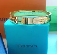 Bracelete Tiffany T fechado  alto relevo. 