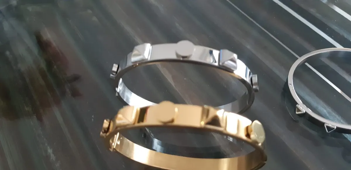 Bracelete Valentino spikes e esfera.  Imagem