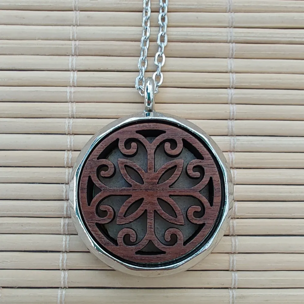 Colar Difusor Pessoal Relicário Para AROMATERAPIA INOX MADEIRA MANDALA  R126 Imagem