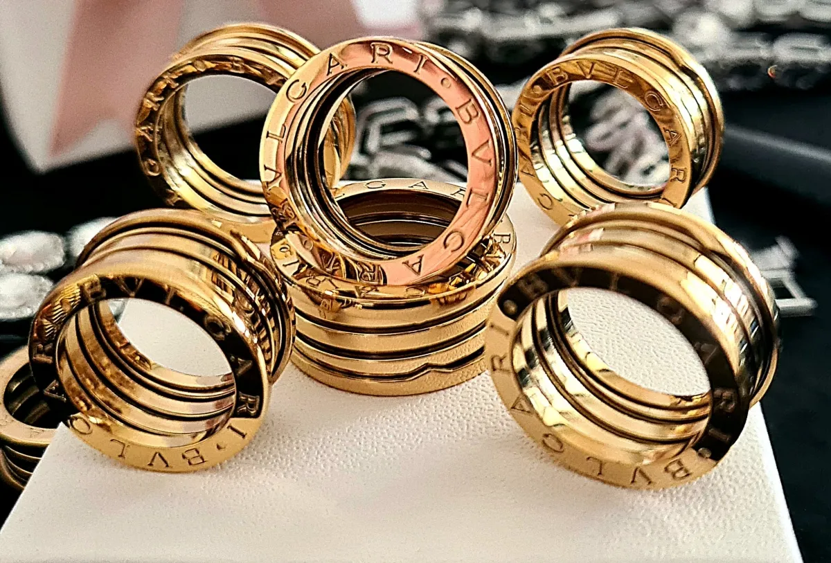 Anel B zero Mola Búlgari.  Imagem