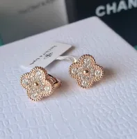 Brincos VCA com brilhantinhos. Van Cleef & Arpels. 
