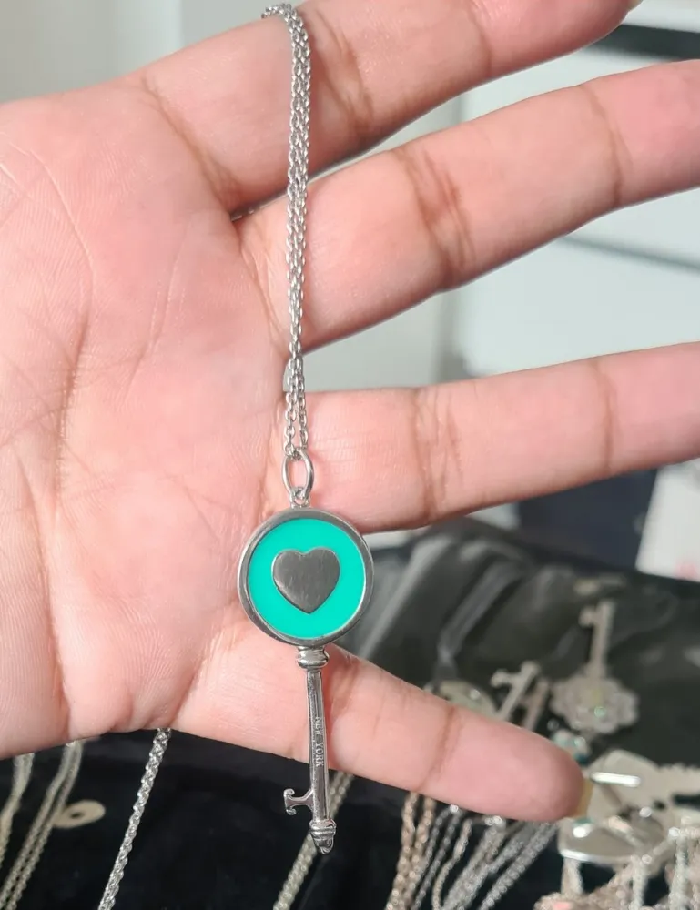 Colar Tiff chave redonda com coração dupla face.