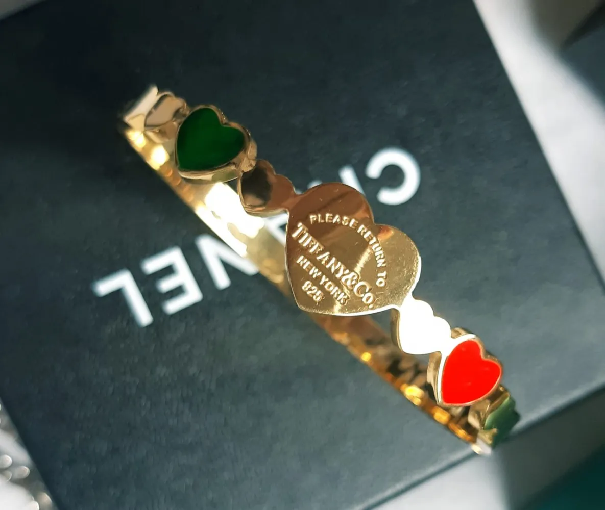 Pulseira Tiffany&Co rígida  corações vermelho e verde.  Imagem