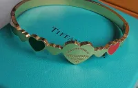 Pulseira Tiffany&Co rígida  corações vermelho e verde.  - Foto 3