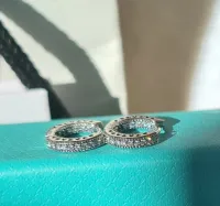 Brinco cravejado Pandora 