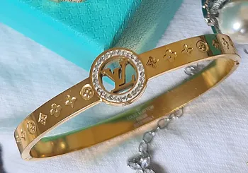 Bracelete Louis Vuitton dourado, símbolo redondo.  - Foto 2