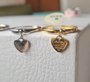 Anel fino pingente de coração Tiffany&Co 