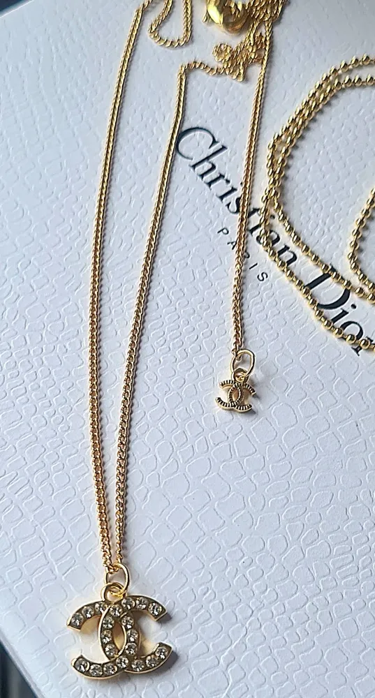 Colar Chanel pingente brilhantinhos. 