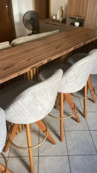 Banqueta Modelo Viena Baixa Giratória, 63cm do chão ao assento,  Tecido Veludo Império cor Cru, Madeira cor Mel, Argola Dourado/ Champagne, Costuras interna Pétala, Matelasse nas costas. - Foto 2