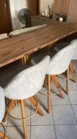 Banqueta Baixa Giratória, 63cm do chão ao assento, Modelo Redondo, Tecido Veludo Império cor Cru, Madeira cor Mel, Argola Dourado/ Champagne, Costuras interna Pétala, Matelasse nas costas. - Foto 2