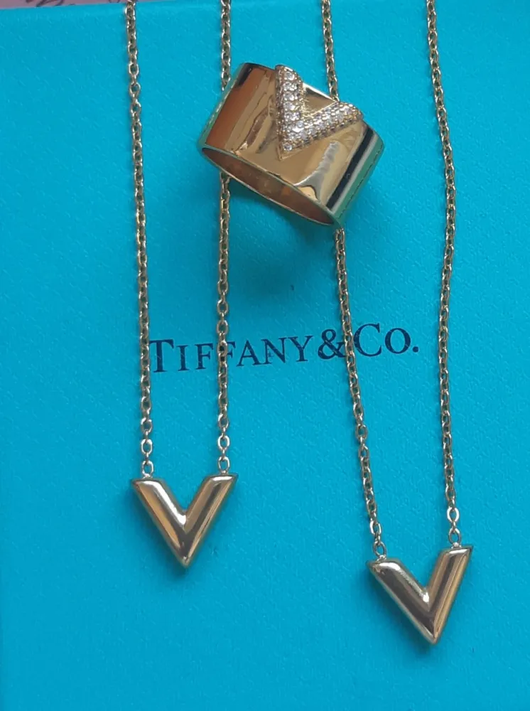 Colar Louis Vuitton V Imagem