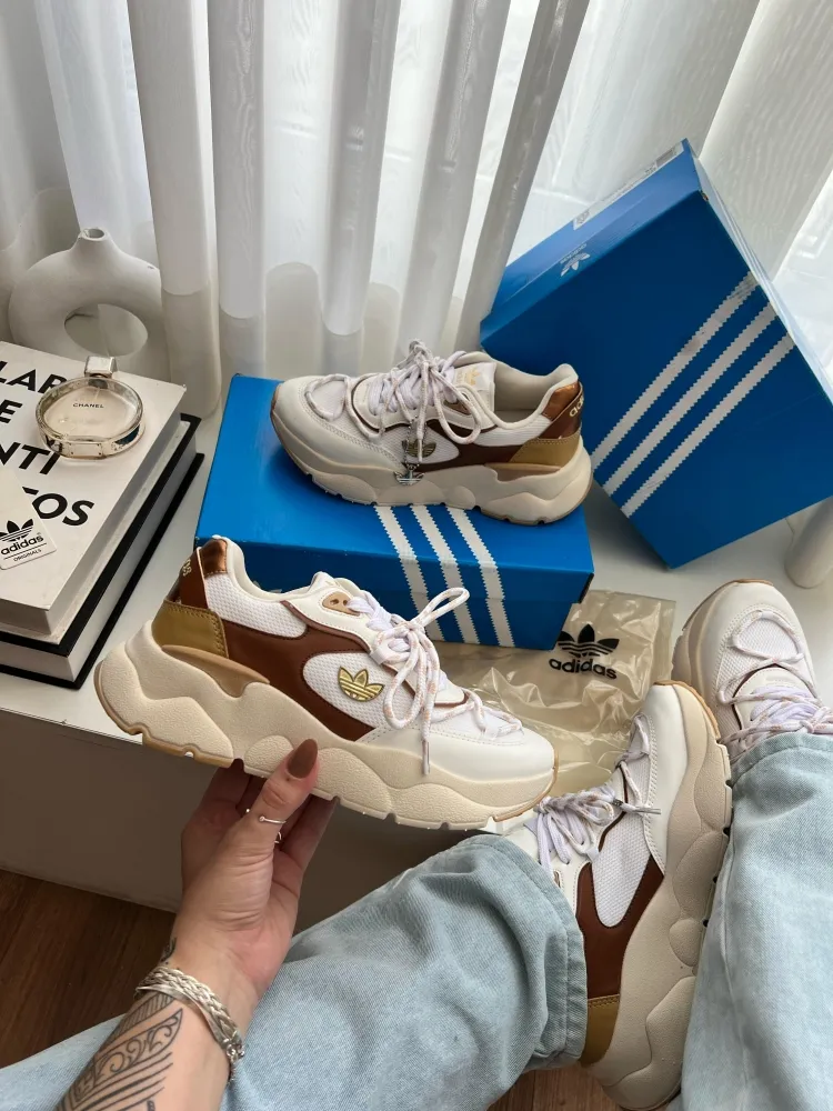  Tênis Adidas    Imagem
