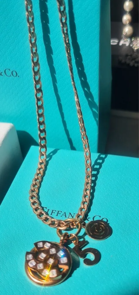 Colar Chanel Logo+pedras.  Imagem