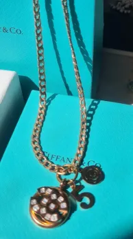 Colar Chanel Logo+pedras.  - Foto 2