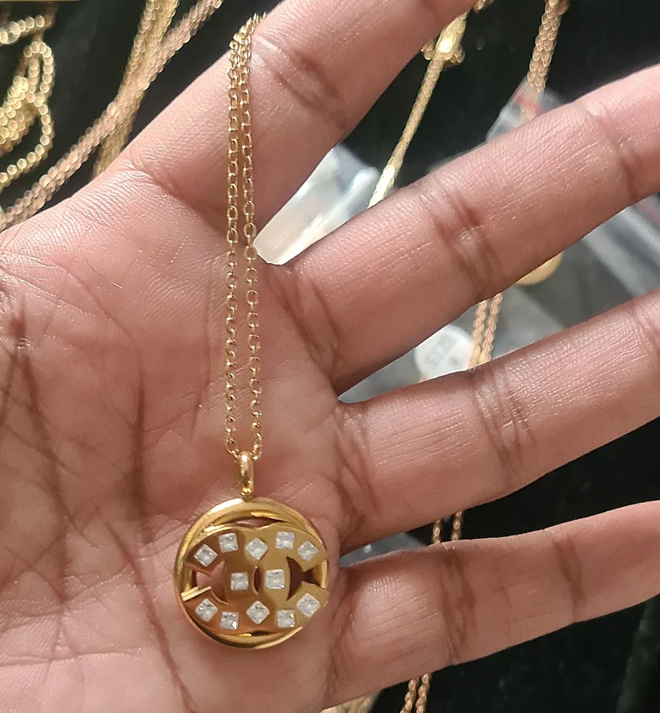 Colar Chanel logo com pedrinhas 