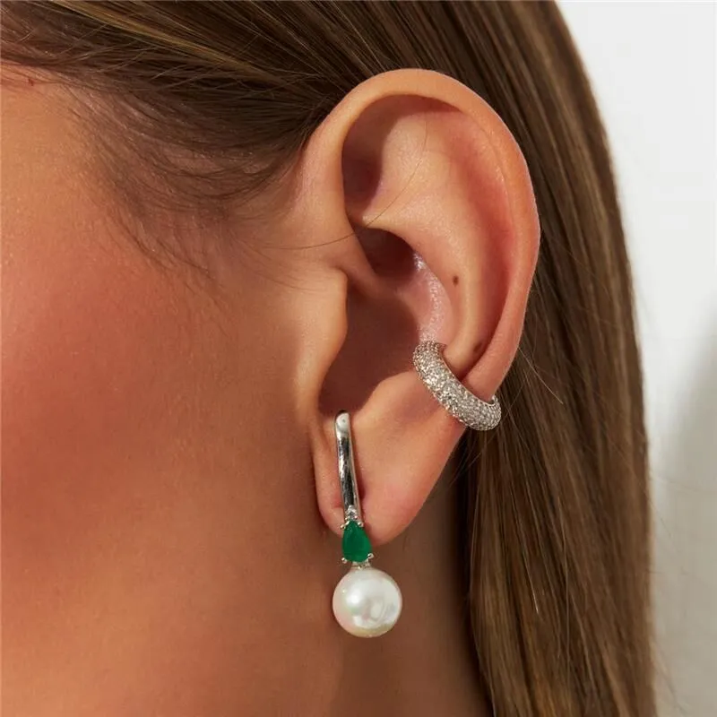 Brinco ear hook com cristal gota e pérola shell 