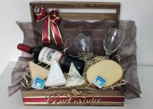 Cestas De Queijos E Vinhos Noite Harmoniosa