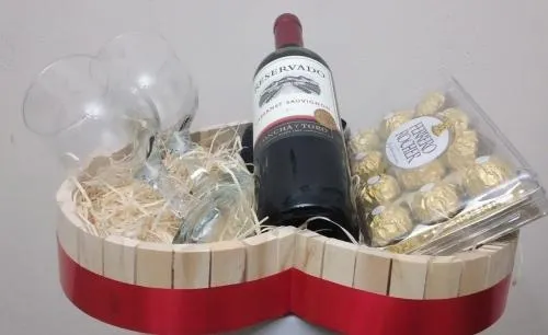 Cestas  de Vinho e Chocolate Coração Recheado