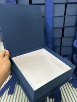 Cx. Kit Padrinhos  22,0 x 22,0 x 7,0 - Livro - com a parte interna branca - com laço  - Foto 2