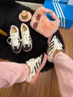     Tênis Adidas Sambaex H ello kitty   Premium - Foto 4