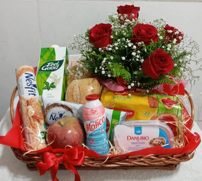 Cesta de Café da manhã ligth com flores