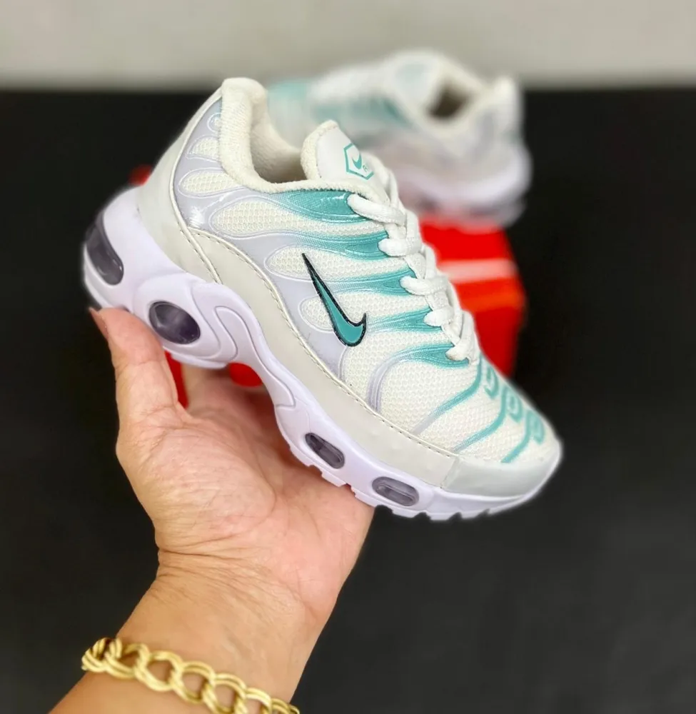   Tênis Nike  tn  