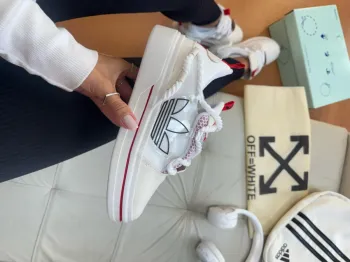   tênis  Adidas offwhite  