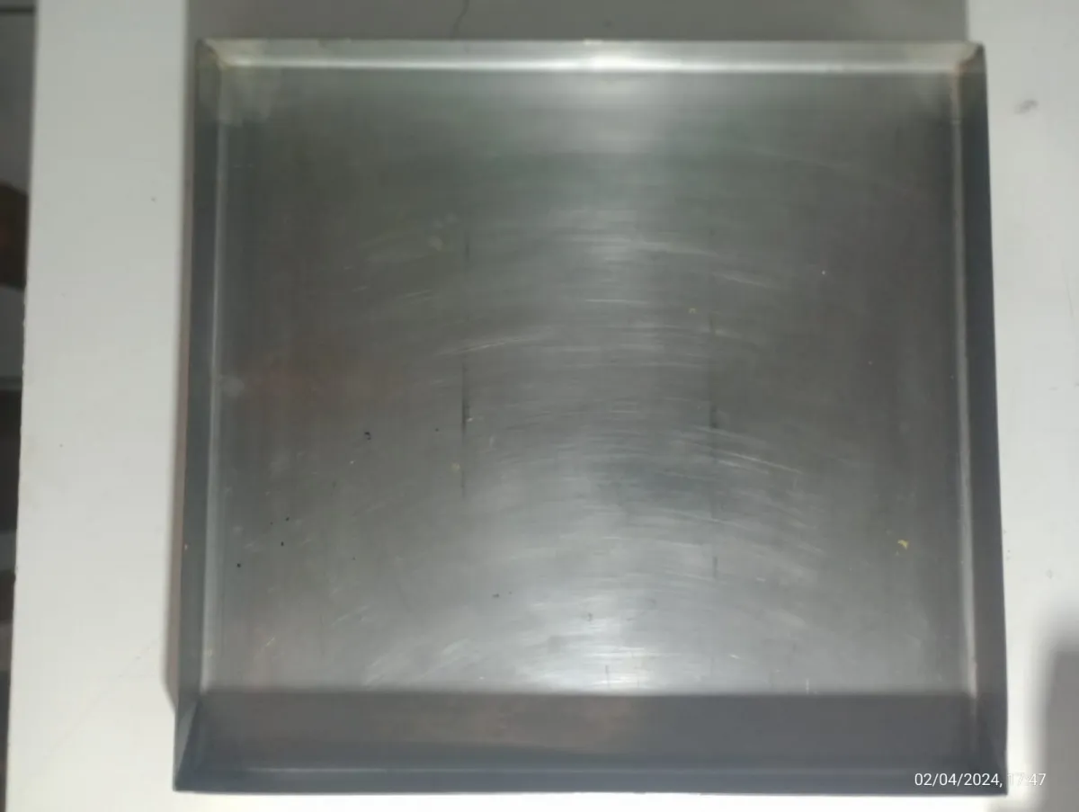 BANDEJA  FUNDO FIXO - TAM:    31,5 x 31,5 x 3 cm  Imagem