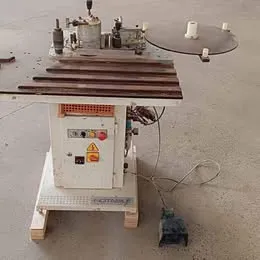 Coladeira de bordas Tecmatic semi automática. Imagem