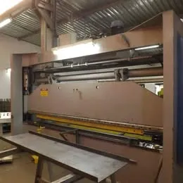 Dobradeira hidráulica 4000 x 1/4 - 200 ton - Nr 12 Imagem