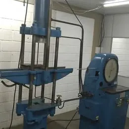 Equipamento Universal de Ensaio de tração - 30 Ton