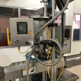 linha de fabricação de biscoito com moldadora, forno, esteiras e duas maquinas de embalagem.