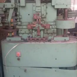 Maquina de dobrar gancho de cortina. Imagem