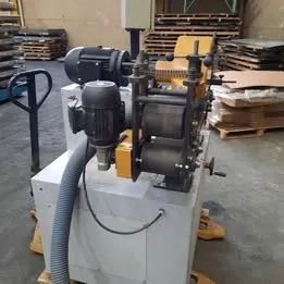 Máquina de escovar tubos quadrados e retangulares. Imagem