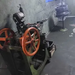 Maquina para fabricar rebites de repuxo de aluninio