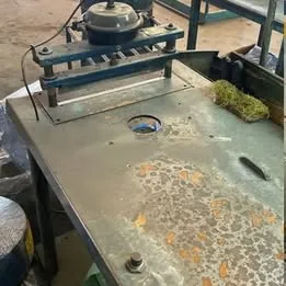 Mesa de Preparação de Bandas de Pneus com Guilhotina Imagem