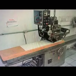 Prensa para colocação de Hot Stamp em chapa de madeira Imagem