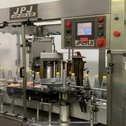 Rotuladora JPJ Rol Label - JP 25 NR 12 Parcial INOX 304 - 15.000 Frascos/hora 750ml Imagem