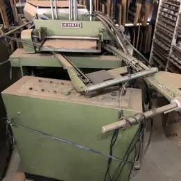 Termoformadora de pratos Himafe D350: Com três moldes de pratos