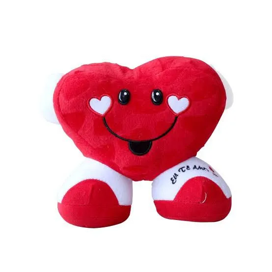 Almofada de pelúcia em forma de coração