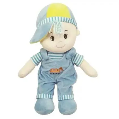 Boneco de pano com roupa azul e boné 