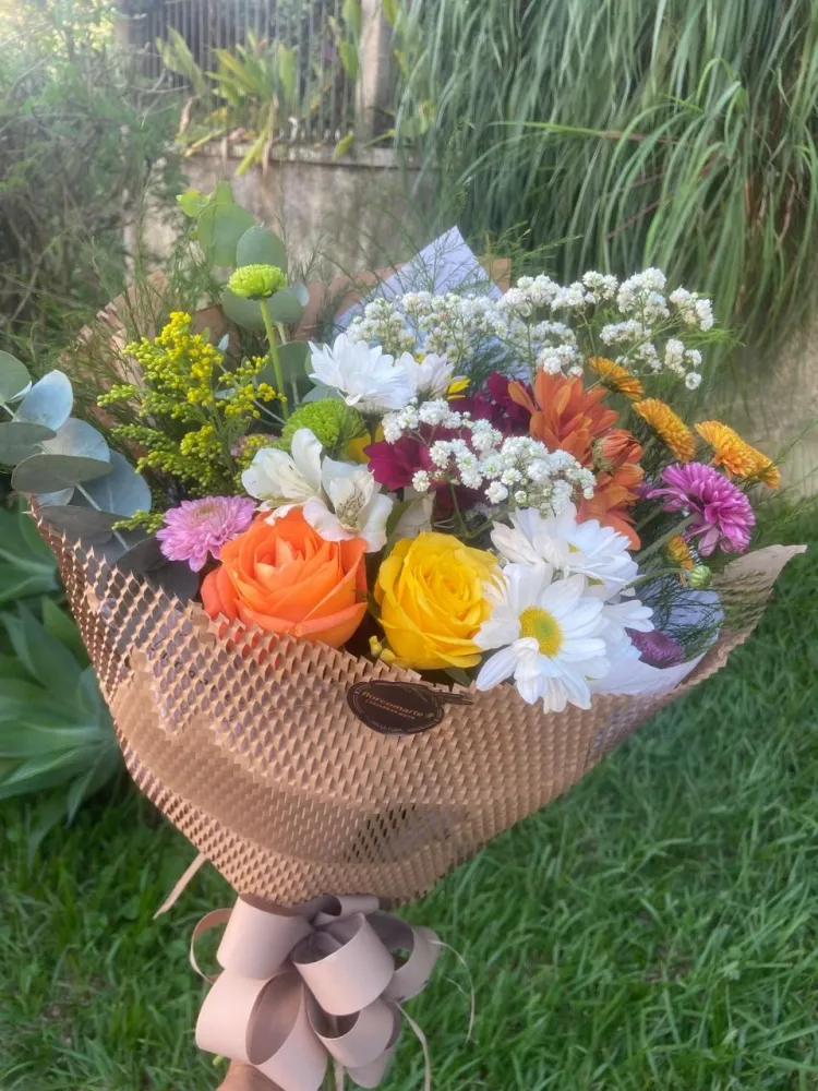 Mix  de flores do campo com rosas