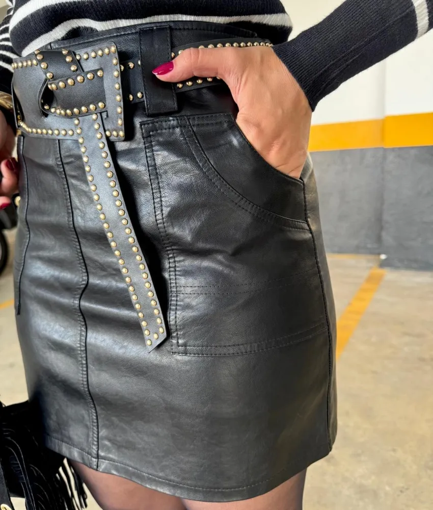 SHORTS SAIA COURO PU PRETA COM CINTO  (TAMANHO G MANEQUIM 42)